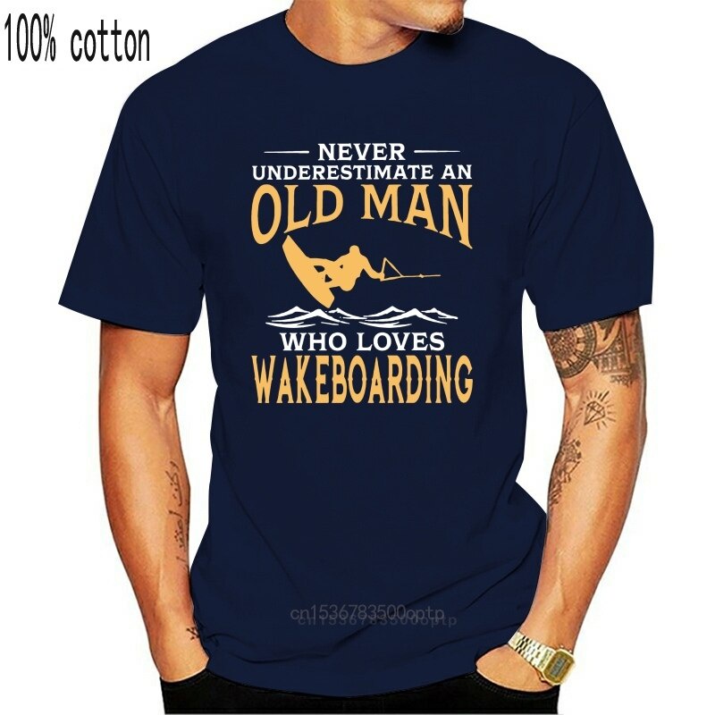 เสื้อยืดคอกลม-แขนสั้น-ผ้าฝ้าย-พิมพ์ลาย-never-underestimate-an-old-man-who-loves-wakeboarding-สําหรับผู้ชาย