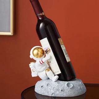 แท่นวางขวดไวน์นักบินอวกาศนั่งบนดาวเคราะห์