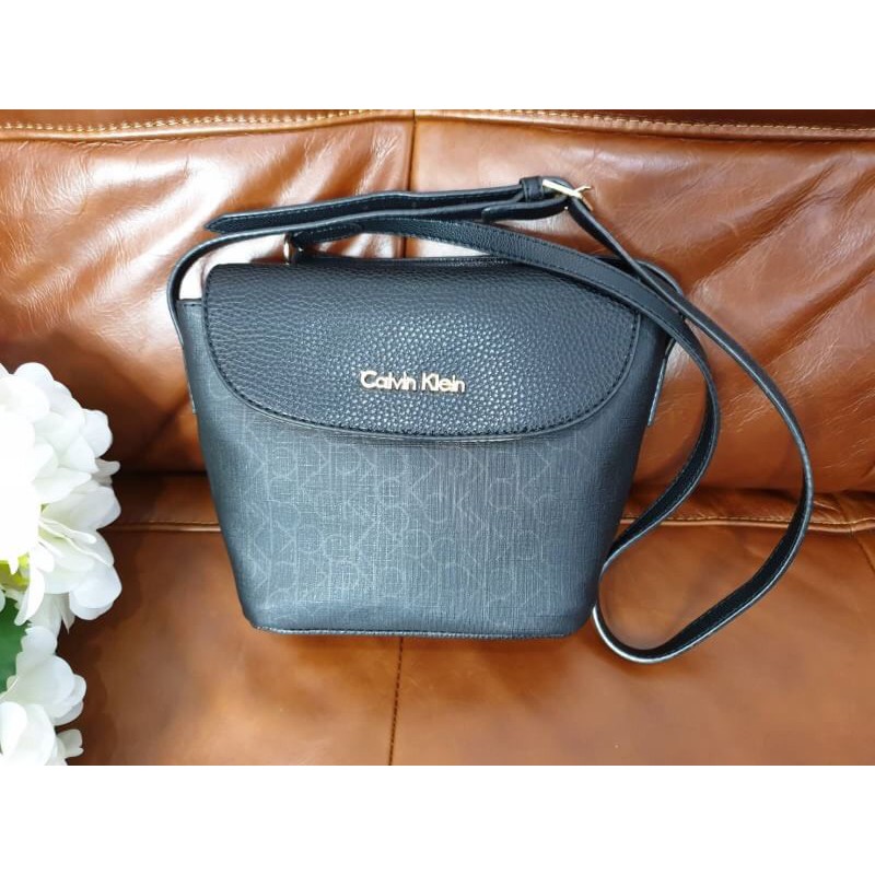 Calvin Klein Factory CrossBody Bag กระเป๋าสะพายรุ่นใหม่ล่าสุดหนังสวยสุด