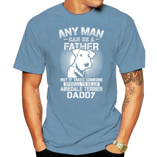 เสื้อยืดผ้าฝ้ายพรีเมี่ยม เสื้อยืด ผ้าฝ้าย พรีเมี่ยม พิมพ์ลาย Airedale Terrier Any Man Can Be A Father สําหรับผู้ชาย