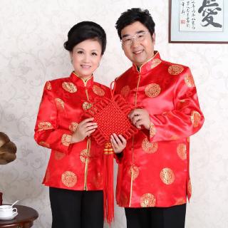 สีแดงวัยกลางคนจีนรสสูทเครื่องแต่งกายเสื้อผ้าคู่บริการจัดงานแต่งงานเครื่องแต่งกายผู้ชายผู้หญิง Cheongsam ท็อปส์ 3XL S1205