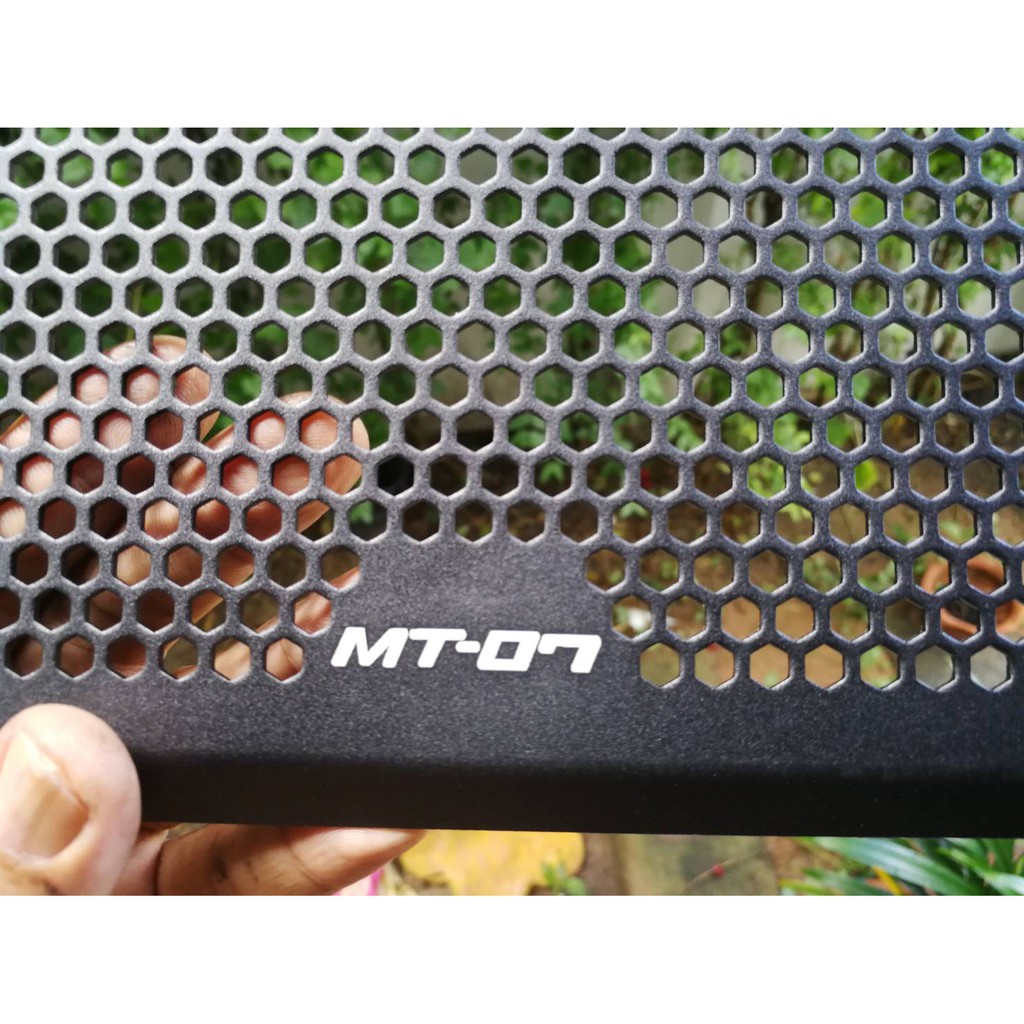 การ์ดหม้อน้ำ radiator MT07 แบบรังผึ้ง Stainless สีดำพร้อมโลโก้ รถโมเดล ...