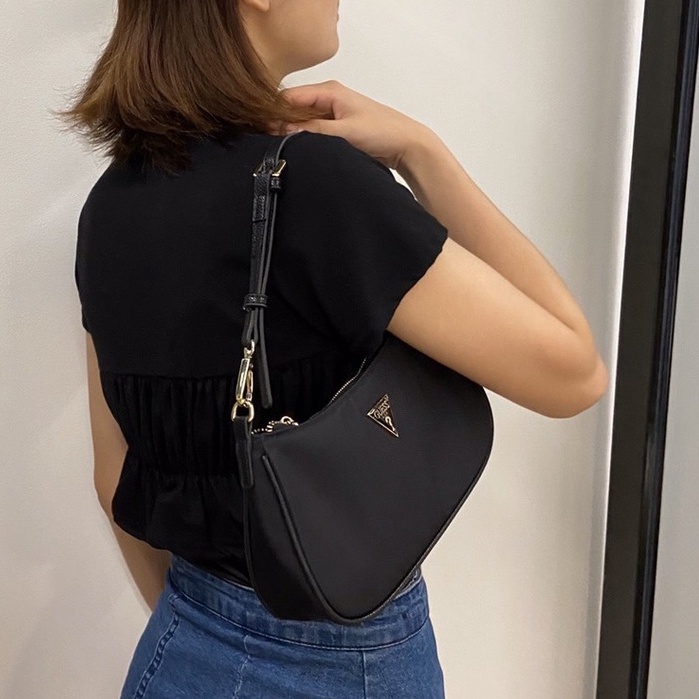 ภาพหน้าปกสินค้าของแท้100% กระเป๋าถือ GUESS PARIS SHOULDER BAG กระเป๋าเกสแท้ พบปลอมยินดีคืนเงิน จากร้าน lalisa.123 บน Shopee