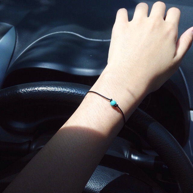 ภาพหน้าปกสินค้าMini Turquoise bracelet กำไลเชือก จี้ หินนำโชค เทอร์ควอยซ์