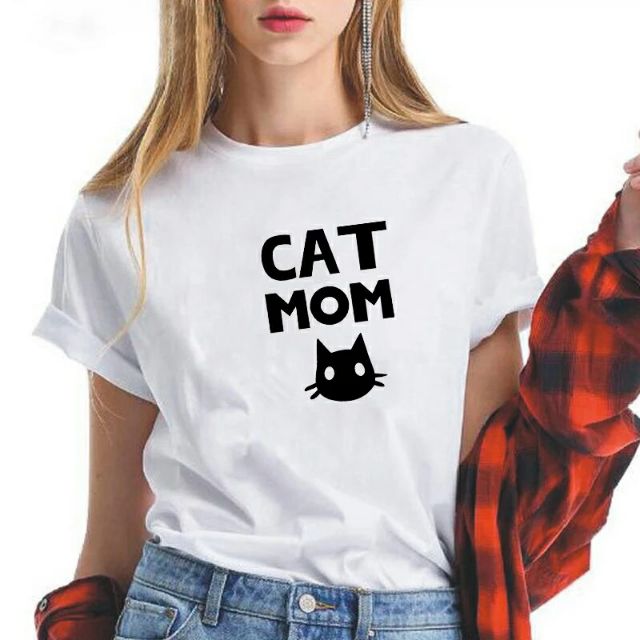 ภาพหน้าปกสินค้าพร้อมส่ง hot hit เสื้อยืดสกรีนลายcat mom เสื้อยืดลายน่ารัก เสื้อยืดคอกลมแขนสั้นมีสำดำและสีขาว จากร้าน kittiyalingkkklll บน Shopee