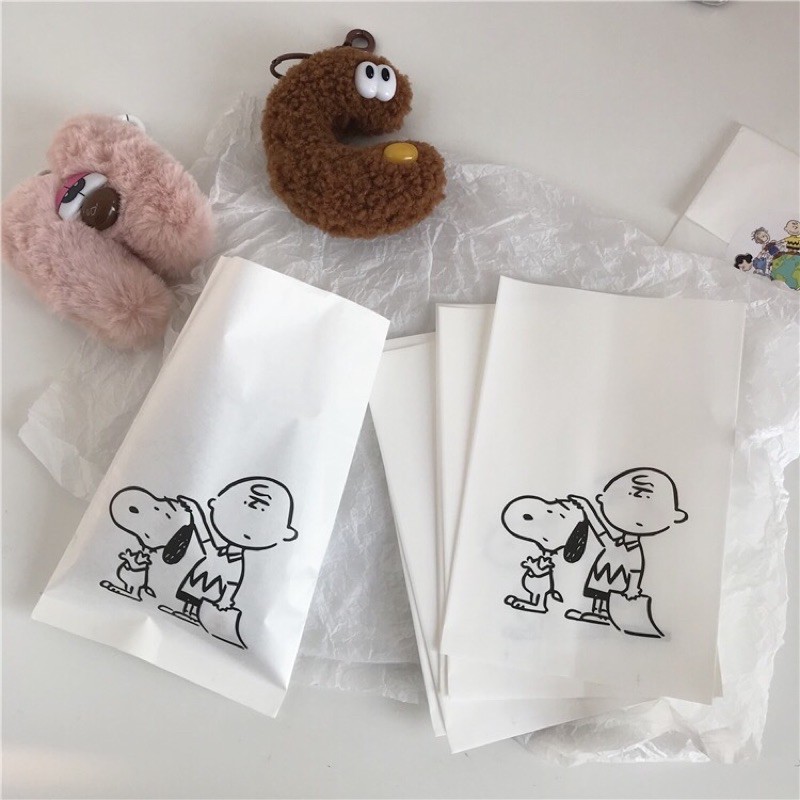 ภาพสินค้าถุงกระดาษพิมพ์ลาย Snoopy ถุงใส่ของ  (สั่งขั้นต่ำ 5 ซอง) จากร้าน tuan.rainnie บน Shopee ภาพที่ 3