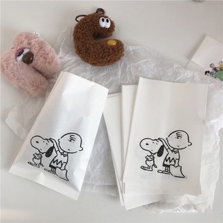 ภาพขนาดย่อของภาพหน้าปกสินค้าถุงกระดาษพิมพ์ลาย Snoopy ถุงใส่ของ  (สั่งขั้นต่ำ 5 ซอง) จากร้าน tuan.rainnie บน Shopee ภาพที่ 3