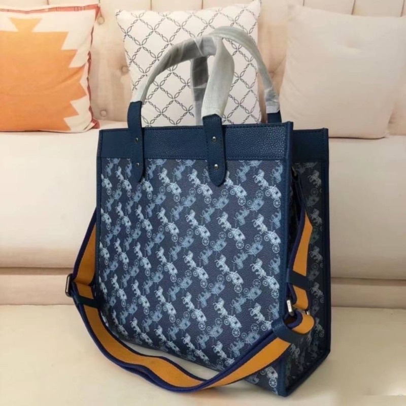 coach-field-tote-with-horse-and-carriage-print