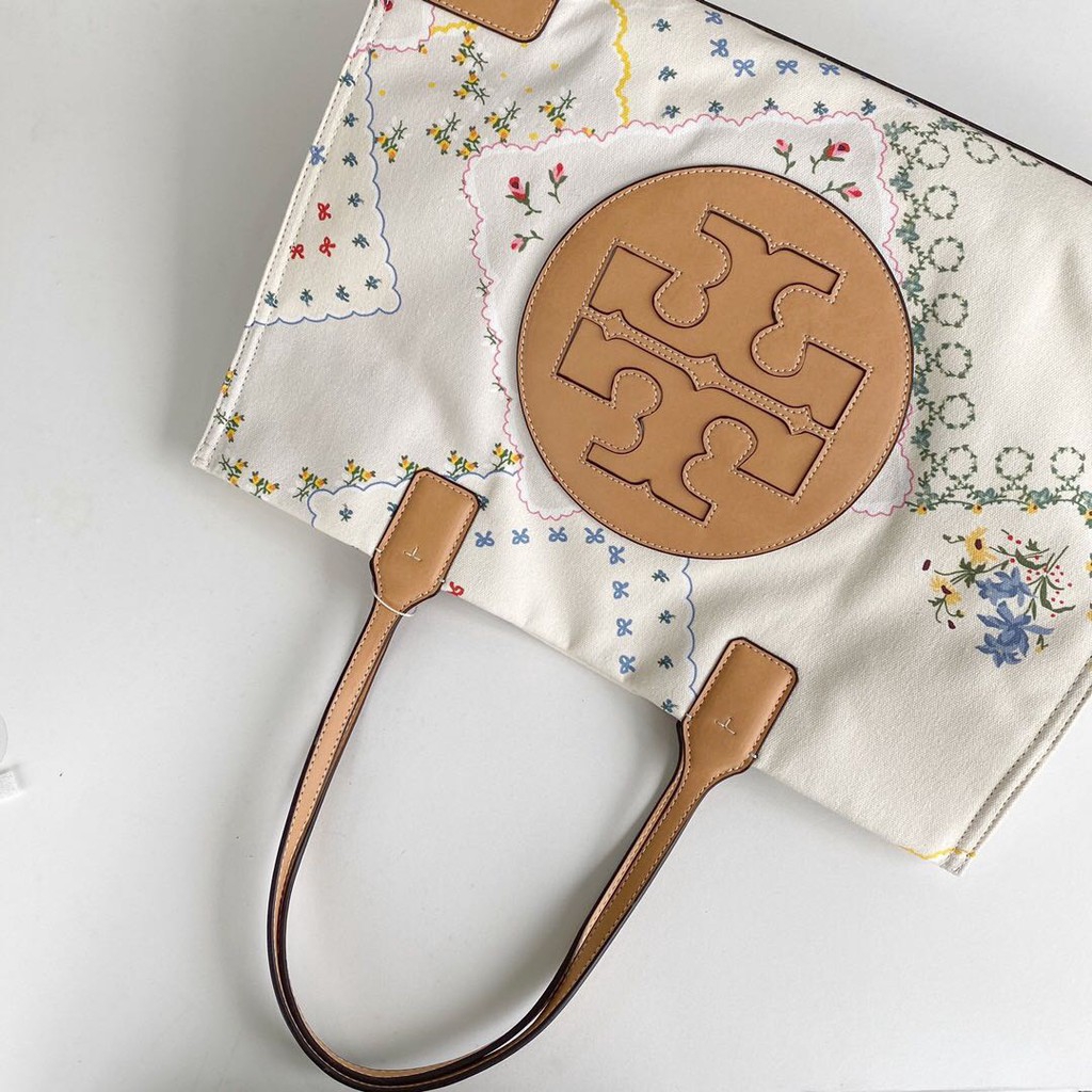 tory-burch-กระเป๋าช้อปปิ้งผ้าใบลายดอกไม้ขนาดใหญ่