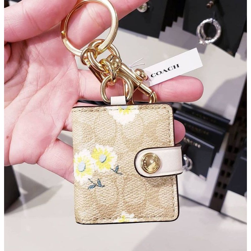 พวงกุญแจ-ใส่รูป-ลายซีดอกเดซี่-coach-c3130-picture-frame-bag-charm-in-signature-canvas-with-daisy-print