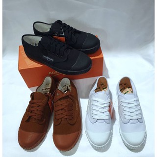 ภาพขนาดย่อของภาพหน้าปกสินค้ารองเท้าผ้าใบนักเรียน นันยาง205S size: 44-47(size:31-43อยู่อีกลิ้งนะคะ) จากร้าน gotshoesla บน Shopee