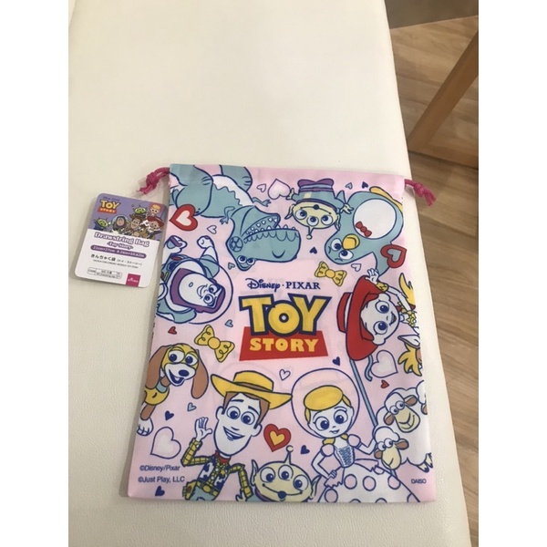 พร้อมส่ง-ถุงผ้าหูรูดลาย-toy-story-สีฟ้า-สีชมพู-จาก-daiso-ญี่ปุ่น