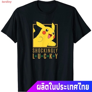 【Hot】terdiny โปเกมอนเสื้อยืดผู้ชาย เสื้อยืดพิมพ์ลาย Pokemon Anime St. Patrick s Day Shockingly Lucky สําหรับผู้ชาย Poke