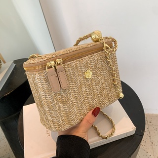 ภาพหน้าปกสินค้าWeaving make-up box bag 2021 summer new trend chain slanted cross-bag fairy wind handbag beach bag hair ที่เกี่ยวข้อง