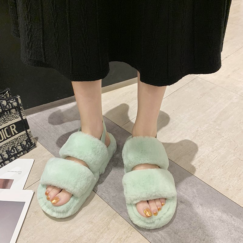 ภาพหน้าปกสินค้ารองเท้าขนขนาดใหญ่ในช่วงฤดูร้อนของผู้หญิงคำใหม่ตั้งเท้ารองเท้าแตะขนคู่แบนสบายๆ จากร้าน mellwo1857 บน Shopee