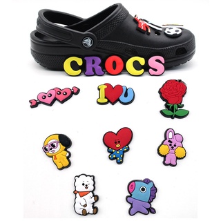 ภาพหน้าปกสินค้าใหม่ ตัวติดรองเท้า PVC ลายการ์ตูน BTS Series Crocs Jibbitz น่ารัก อุปกรณ์เสริม สําหรับตกแต่งรองเท้า Crocs DIY ซึ่งคุณอาจชอบราคาและรีวิวของสินค้านี้