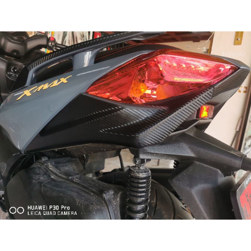 xmax300-สติ๊กเกอร์เคฟล่าใต้ไฟท้าย