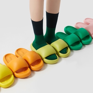 ภาพหน้าปกสินค้าAOKANGใหม่ INS แฟชั่นแนวโน้มขนมปังนักเรียนสวมรองเท้าคู่รองเท้าแตะกันลื่นสวมใส่ ที่เกี่ยวข้อง