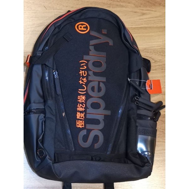 Superdry men’s Buff Tarp backpack รุ่นใหม่ Logo ด้านหน้าปั๊มนูน ...
