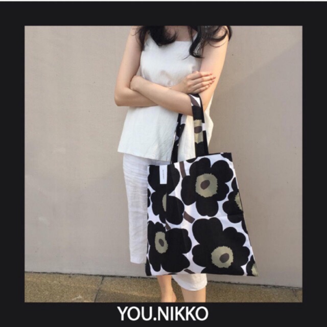 ภาพหน้าปกสินค้าพร้อมส่ง No.1  mariemkko tote bag ดอกดำ จากร้าน marimekko.th บน Shopee
