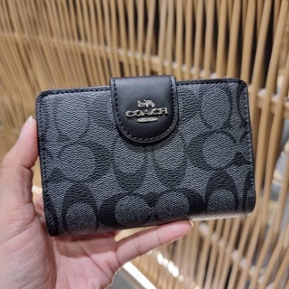 กระเป๋า COACH C0082 MEDIUM CORNER ZIP WALLET IN SIGNATURE CANVAS