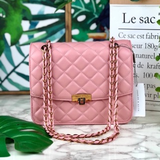 Charles & Keith Quilted Push Lock Bag กระเป๋าสะพายข้างวางอยู่ทรง