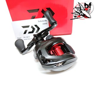 ภาพขนาดย่อของภาพหน้าปกสินค้าBANPHAIJAN3ลดทันที 100.- รอกหยดน้ำ Daiwa PR100 R/L ขวา/ซ้าย  อัตราทด 6.3:1 MaxDrag 5kg นน. 190g ลูกปืน 3+1BB ปี2021 จากร้าน oofoop บน Shopee