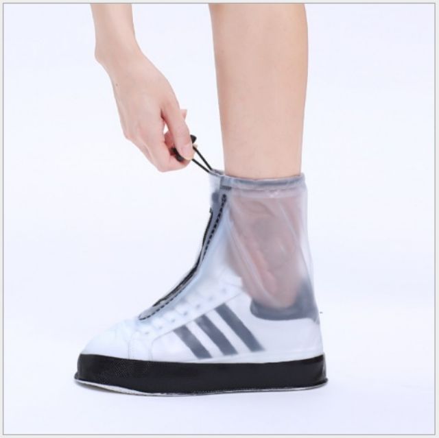ภาพสินค้าพร้อมส่ง รองเท้ากันฝน Fashion แบบสั้น ถอดใส่ง่าย สีขาวใส PVC อย่างดี ไม่ขาดง่าย จากร้าน surucha บน Shopee ภาพที่ 3