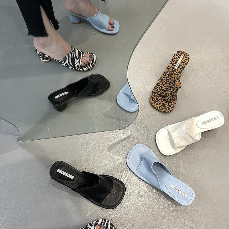 ภาพสินค้ารองเท้าแตะสไตล์เกาหลี รองเท้าส้นสูง 2021 ใหม่ Retro Retro รองเท้าแตะหัวกลมขนาดใหญ่หญิงด้านนอกสวมรองเท้าแตะส้นกลางรองเท้ จากร้าน ninehomes บน Shopee ภาพที่ 1