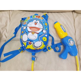 ปืนฉีดน้ำแรงดันอัดลม แบบเป้การ์ตูน ลายโดเรม่อน DORAEMON ขนาด 30 cm ฉีดน้ำได้ไกล 5-10 เมตร จุน้ำ 0.5 ลิตร ลิขสิทธ์ของแท้