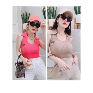 เสื้อครอปท็อปแขนกุดดด แต่งโลโก้ PRADA มีความคอปกเบาๆ