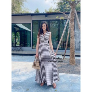 PACHARA BRAND: แมกซี่เดรสตัวยาวทรงคอวี ดีไซน์เข้ารูปช่วงเอว มาพร้อมเข็มขัดเข้าชุด