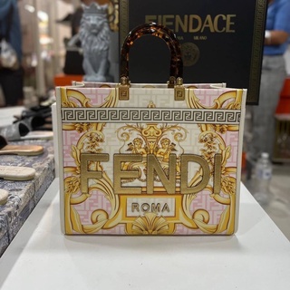 กระเป๋าสะพายแบรนด์เนม กระเป๋าสะพายข้าง FENDI X Versace “ FenDace “ collection   กรี๊ดหนักมากสำหรับคอลนี้ คือที่สุดเลย