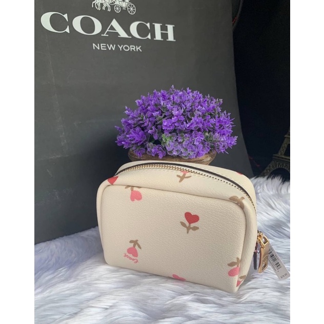 กระเป๋าเครื่องสำอางค์-mini-boxy-cosmetic-case-with-heart-floral-print-coach-c2903-สีขาว-ลายดอกไม้หัวใจ