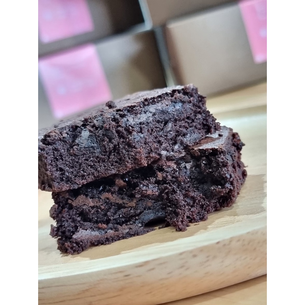 ภาพสินค้าBrownie บราวนี่ หวานน้อย ไร้เนย เข้ม นุ่ม หนึบ จากร้าน eatwholeday_ บน Shopee ภาพที่ 3