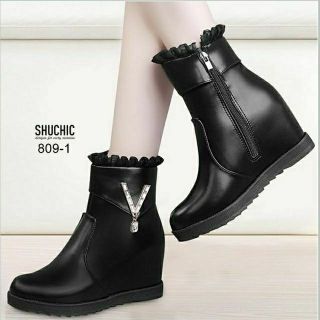 👢ส่งเร็วมีเก็บเงินปลายทางบูทหนังข้อสั้นสีขาวสีดำ สูง2.3 นิ้ว ส้นเตารีด หนังนิ่ม มีซิปข้าง