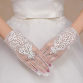 ภาพหน้าปกสินค้าแต่งงานใหม่ถุงมือมารยาทถุงมือถุงมือลูกไม้สีขาวสั้น ที่เกี่ยวข้อง
