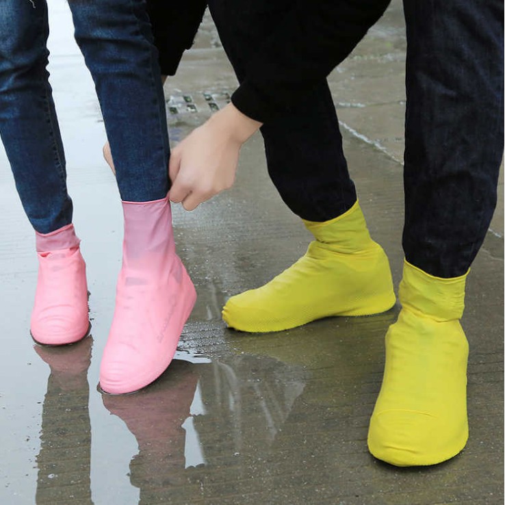 ภาพหน้าปกสินค้าที่คลุมรองเท้า กันน้ำ และกันฝน ถุงคลุมรองเท้ากันน้ำ รองเท้ากันฝน