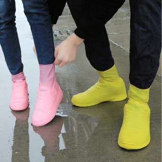 ภาพหน้าปกสินค้าที่คลุมรองเท้า กันน้ำ และกันฝน ถุงคลุมรองเท้ากันน้ำ รองเท้ากันฝน ที่เกี่ยวข้อง