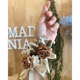 ภาพขนาดย่อของภาพหน้าปกสินค้าดอกไม้ผูกข้อมือเพื่อนเจ้าสาว แบบสร้อยมุก จากร้าน flower.driedflower บน Shopee