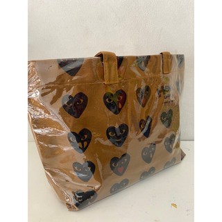 ภาพขนาดย่อของภาพหน้าปกสินค้า︎ พร้อมส่งนะ ︎ กระเป๋าถือPLAY กระเป๋าเคลือบPVC พิมพ์ลายหัวใจกันน้ำได้ จากร้าน juicestory บน Shopee ภาพที่ 4