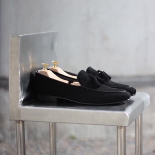 ภาพหน้าปกสินค้าBritish รองเท้าหนังกลับ Tassel Loafers Suede (Black) ที่เกี่ยวข้อง