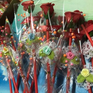 ภาพขนาดย่อของภาพหน้าปกสินค้าดอกกุหลาบปลอม กุหลาบแดง ราคาต่อดอก12ดอกราคาส่ง จากร้าน wirojanaphet บน Shopee ภาพที่ 3