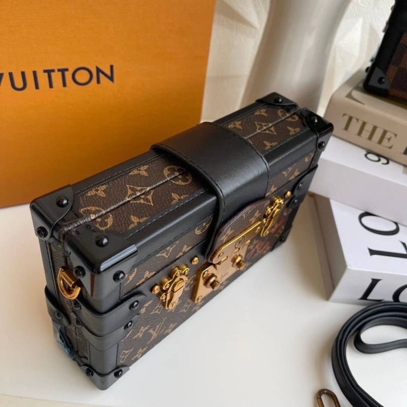 กระเป๋าสะพายข้าง-louis-vuitton