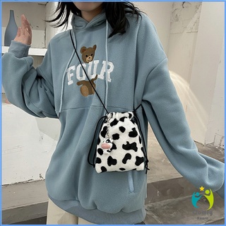 Comfy กระเป๋าสะพายข้าง กระเป๋าลายวัว ขาว ดำ messenger bag