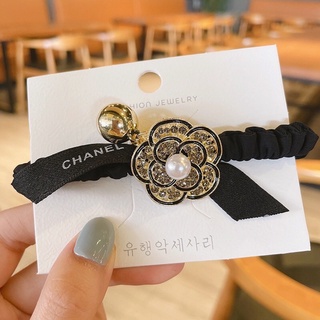 BEBAND ยางรัดผมแบรนด์เนม แฟชั่น Channel (พิมพ์ Change) ดอก Camellia สีทองประดับมุกและคริสตัล ยางรัดผมสีดำ ผ้าซาตินหรูหรา