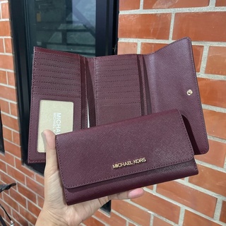 🎀 (สด-ผ่อน) กระเป๋าสตางค์ 3 พับใบยาว สีแดงเข้ม 35S8GTVF7L ใส่บัตรได้ 18 ใบ Jet Set Travel Large Trifold Wallet