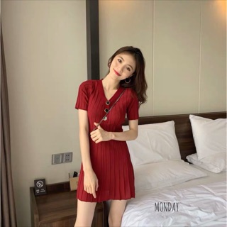 เดรสไหมพรม แขนสั้น เดรสคอวี เดรสแต่งกระดุม เดรสผ้าร่อง