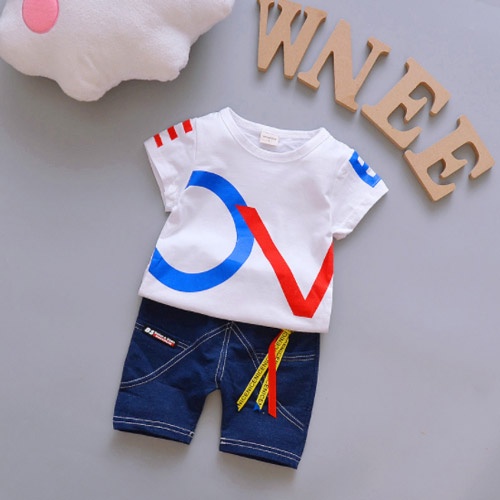 เสื้อผ้าเด็กชาย-ชุดเซ็ทเสื้อสีขาวพร้อมกางเกงผ้ายีนส์-สายคล้องสุดเท่ห์-bs026