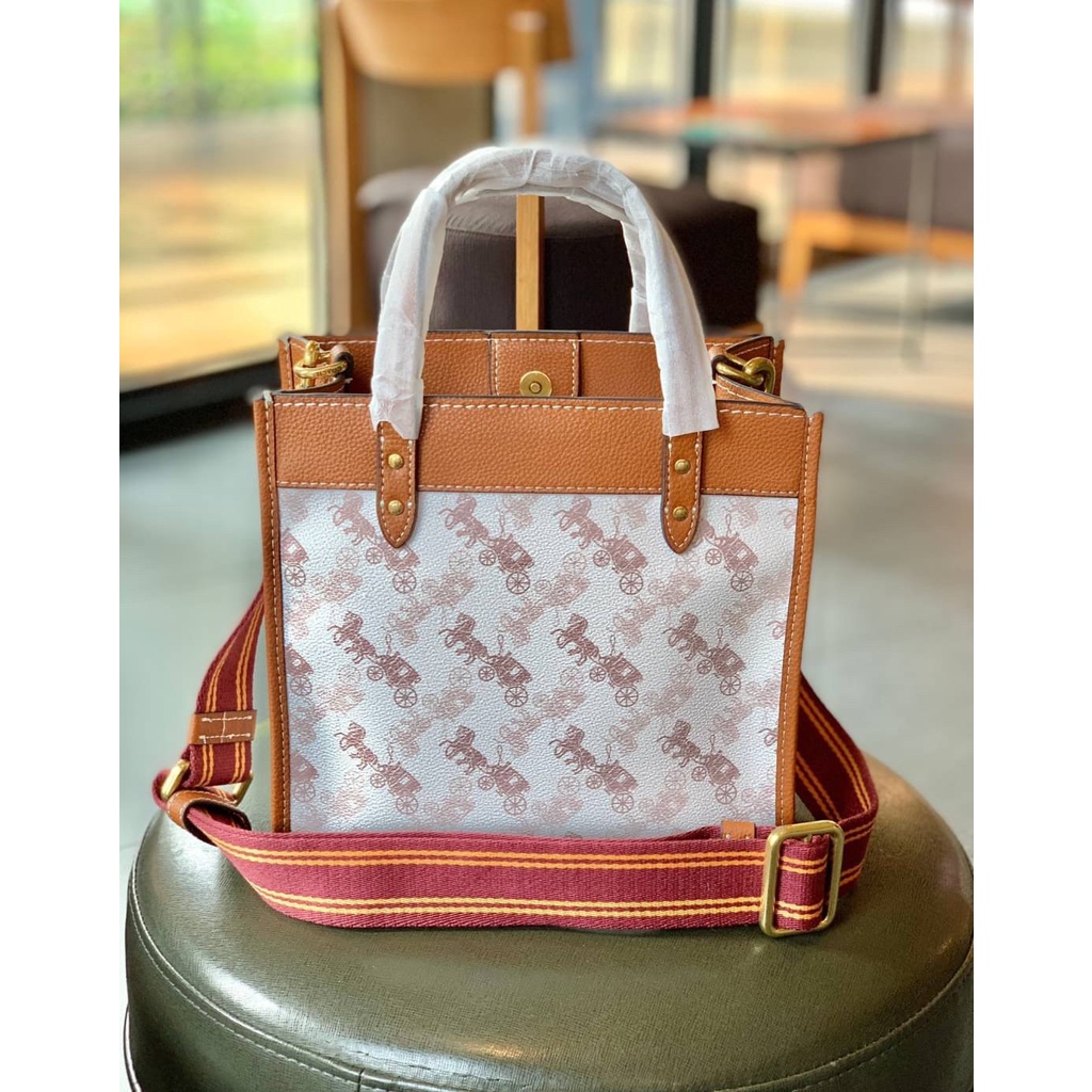 กระเป๋าทรงtote-coach-field-tote-22-with-horse-and-carriage-print-carriage-badge